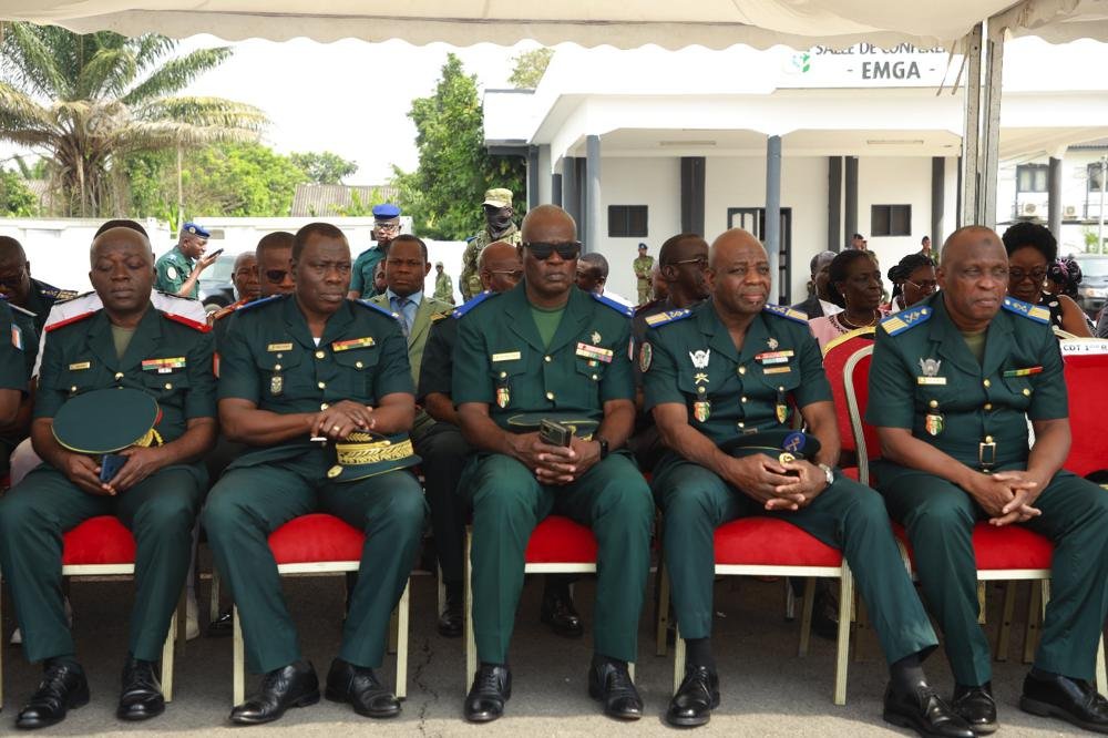 ceremonie-d-adieu-aux-armes-en-l-honneur-de-generaux-et-contre-amiral_b2xgva92urv