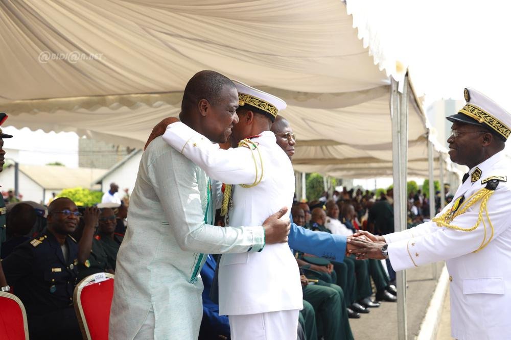 ceremonie-d-adieu-aux-armes-en-l-honneur-de-generaux-et-contre-amiral_c98hhvx293a