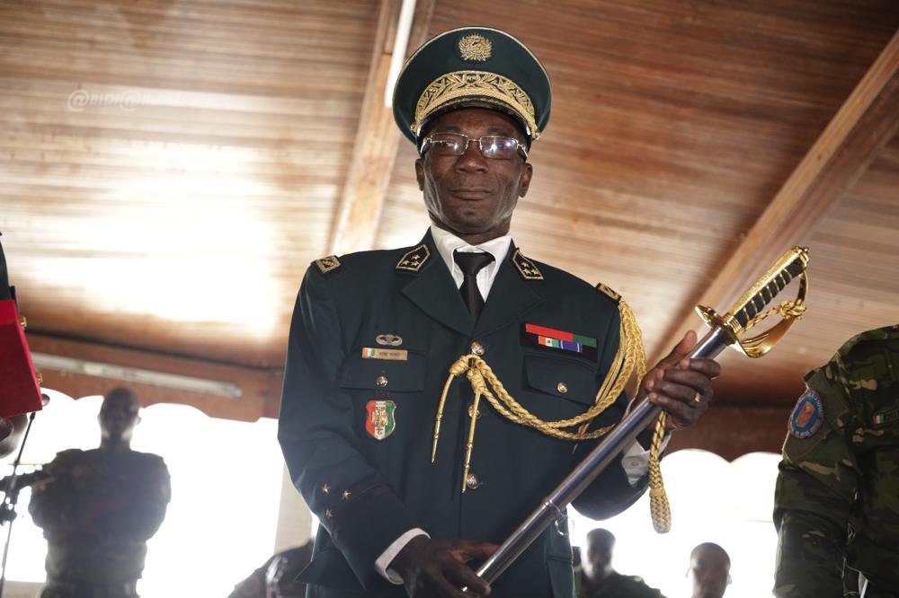 ceremonie-d-adieu-aux-armes-en-l-honneur-de-generaux-et-contre-amiral_cmr0ku2ic1i