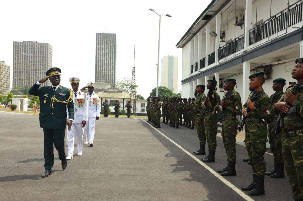 ceremonie-d-adieu-aux-armes-en-l-honneur-de-generaux-et-contre-amiral_fnpmbqppb3u