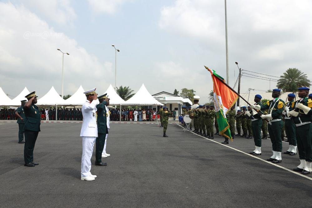 ceremonie-d-adieu-aux-armes-en-l-honneur-de-generaux-et-contre-amiral_fp6efwp4qi