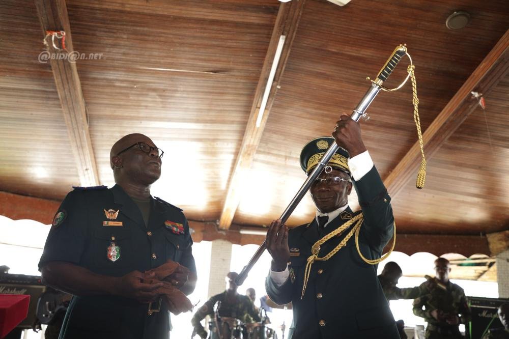 ceremonie-d-adieu-aux-armes-en-l-honneur-de-generaux-et-contre-amiral_imnn6siou2a