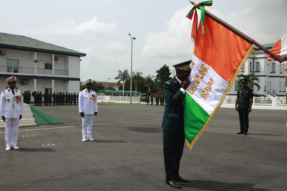 ceremonie-d-adieu-aux-armes-en-l-honneur-de-generaux-et-contre-amiral_kwcp46vfkg8