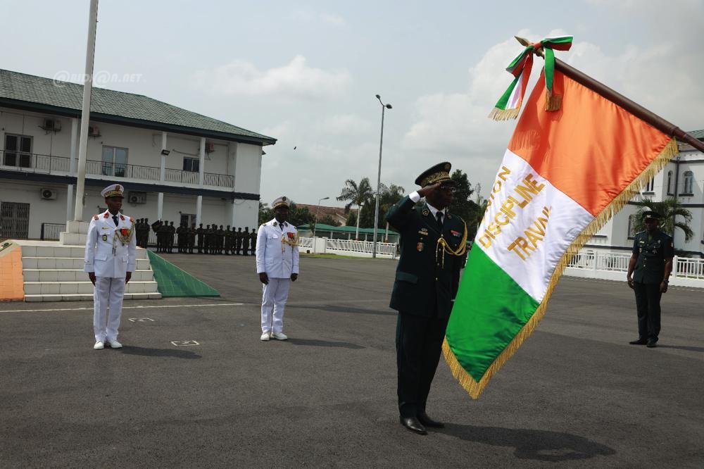 ceremonie-d-adieu-aux-armes-en-l-honneur-de-generaux-et-contre-amiral_kwu77y3156k