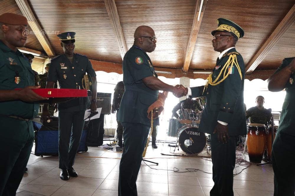 ceremonie-d-adieu-aux-armes-en-l-honneur-de-generaux-et-contre-amiral_kwuujyndwgh