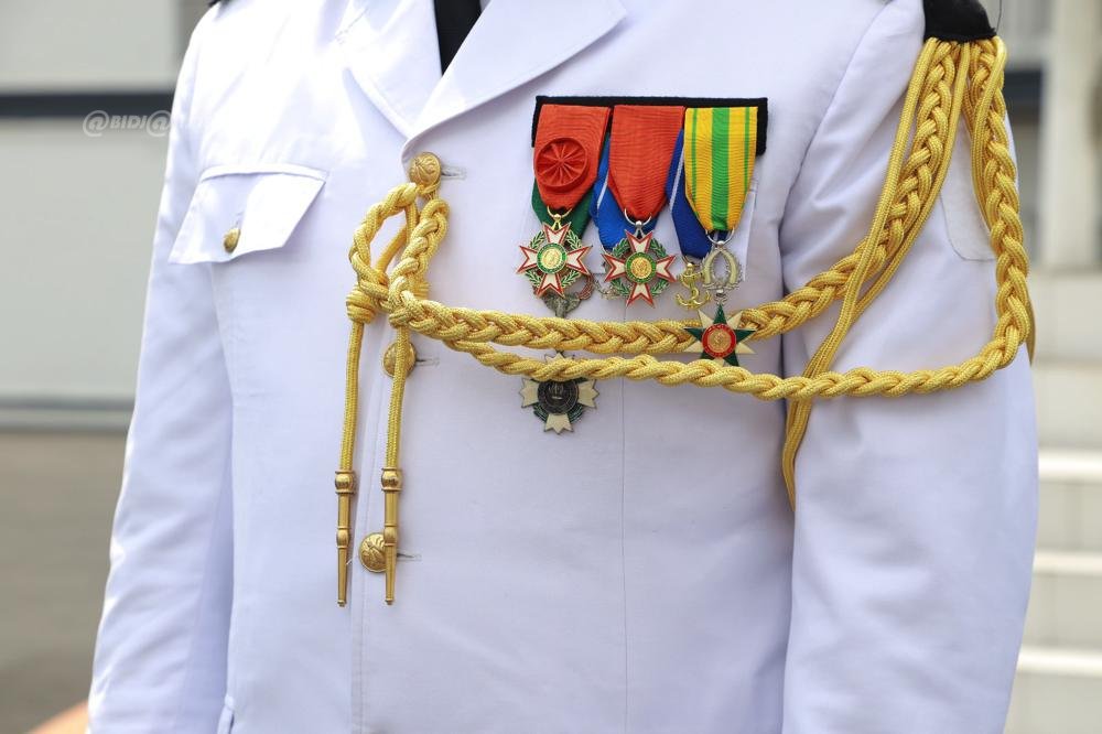 ceremonie-d-adieu-aux-armes-en-l-honneur-de-generaux-et-contre-amiral_m6f5yymt19k