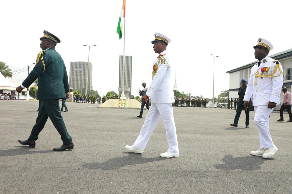 ceremonie-d-adieu-aux-armes-en-l-honneur-de-generaux-et-contre-amiral_prbmfy0wft