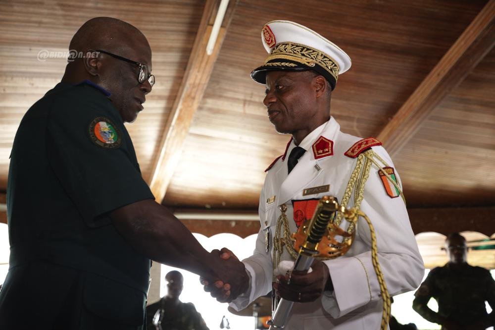 ceremonie-d-adieu-aux-armes-en-l-honneur-de-generaux-et-contre-amiral_pymtz6xp15