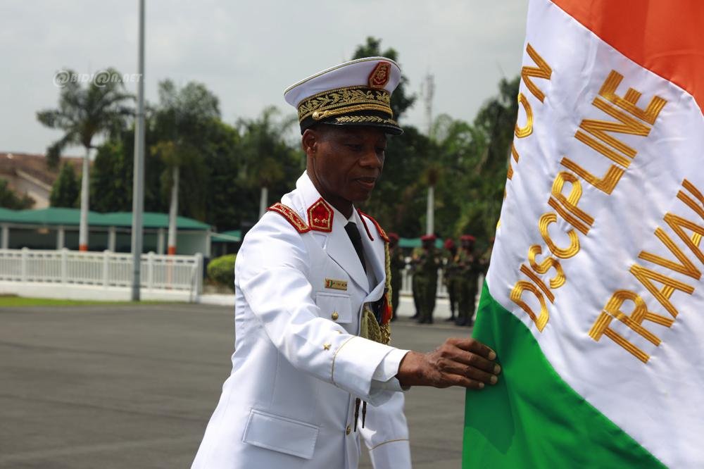 ceremonie-d-adieu-aux-armes-en-l-honneur-de-generaux-et-contre-amiral_q1q1dmtd0k9