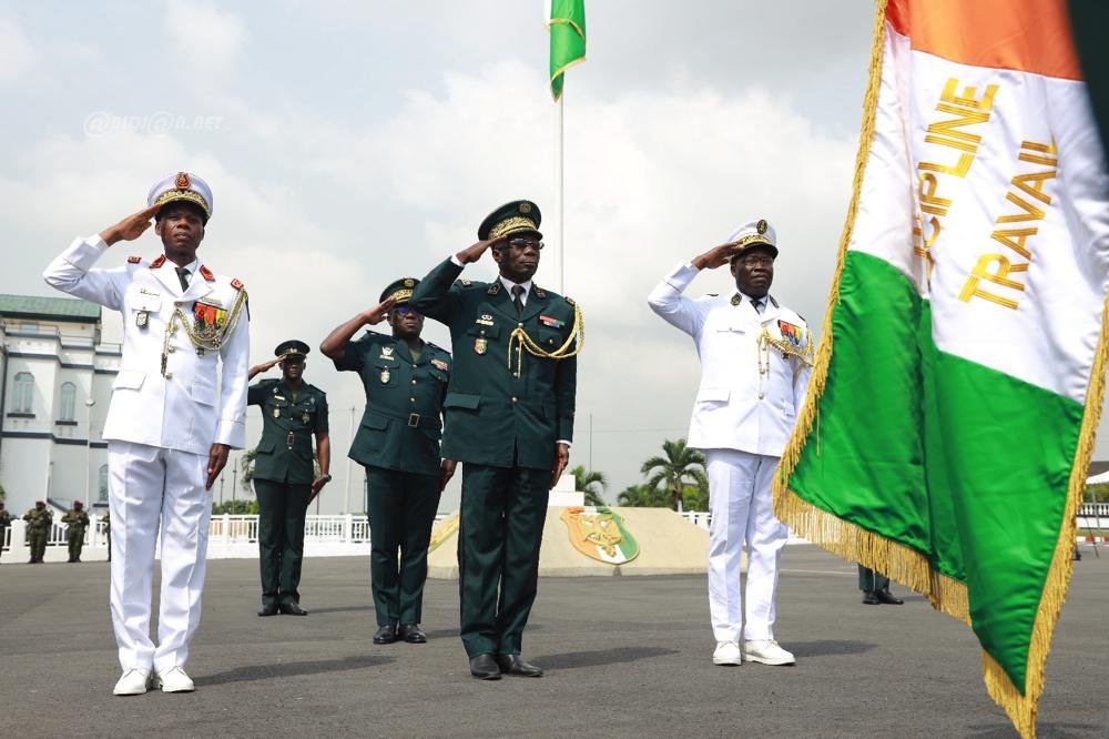 ceremonie-d-adieu-aux-armes-en-l-honneur-de-generaux-et-contre-amiral_r75qn1o5bks