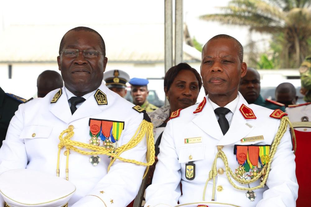 ceremonie-d-adieu-aux-armes-en-l-honneur-de-generaux-et-contre-amiral_roqvndstzn