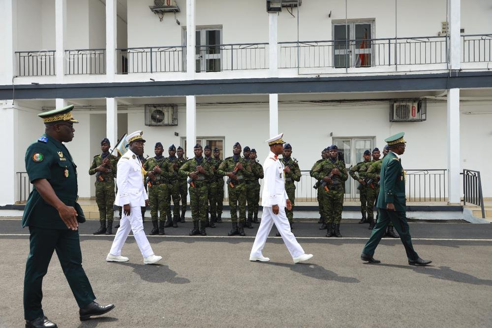 ceremonie-d-adieu-aux-armes-en-l-honneur-de-generaux-et-contre-amiral_spyfensxt3o