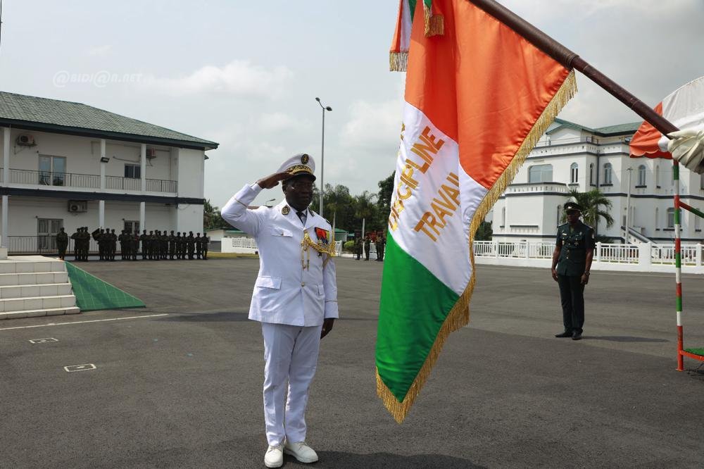 ceremonie-d-adieu-aux-armes-en-l-honneur-de-generaux-et-contre-amiral_trt54qpcagm