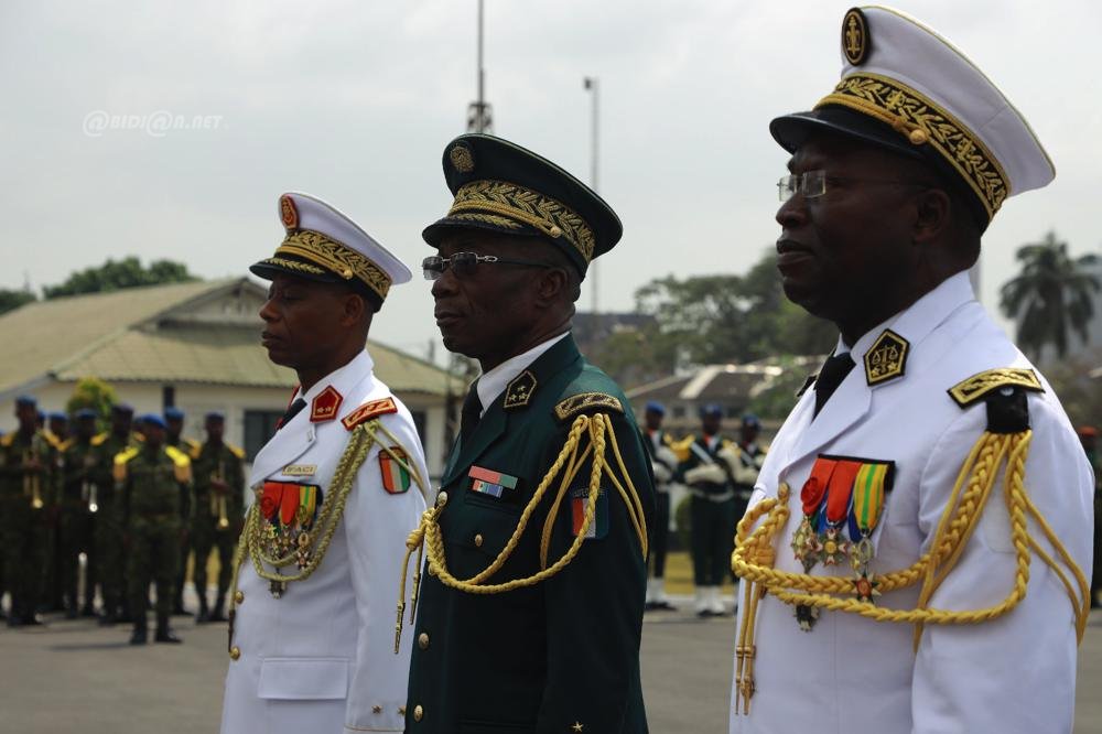 ceremonie-d-adieu-aux-armes-en-l-honneur-de-generaux-et-contre-amiral_u5zx1j39rjf