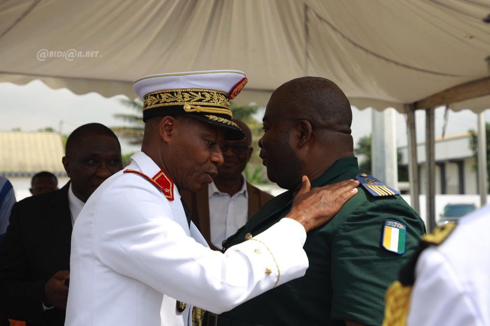 ceremonie-d-adieu-aux-armes-en-l-honneur-de-generaux-et-contre-amiral_w558jnl9nkf