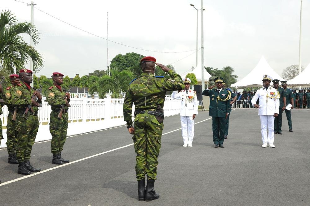 ceremonie-d-adieu-aux-armes-en-l-honneur-de-generaux-et-contre-amiral_wstpbvf12dj