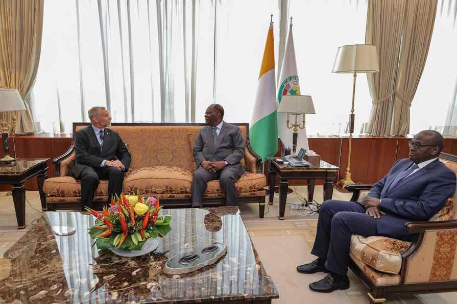 Le Chef de l’Etat, SEM Alassane Ouattara, a échangé avec l’Ambassadeur des Etats-Unis en Côte d’Ivoire S.E.M Richard Keith BELL.