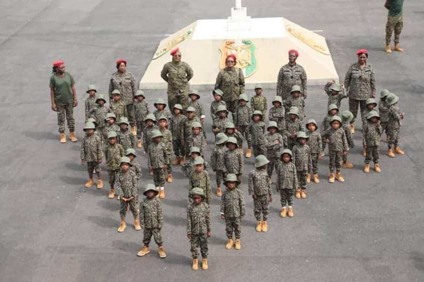 Les élèves de l’école maternelle municipale « Les Canetons » d’Adjamé ont fait une surprise au ministre d’état ministre de la défense.