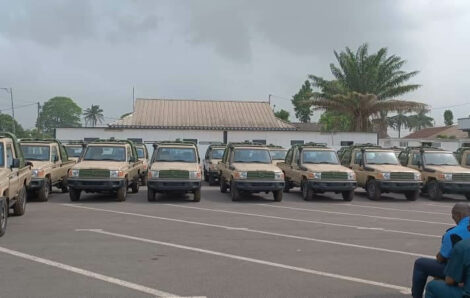Les armées françaises en Côte-d’Ivoire font don de jumelles nocturnes, radios et de véhicules aux FACI.