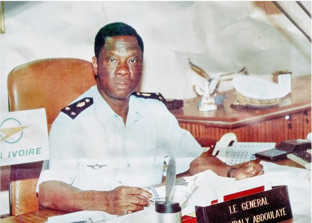 Cote d’Ivoire : Le pilote du président Houphouët-Boigny donné en exemple à la jeune génération par un journaliste ivoirien.