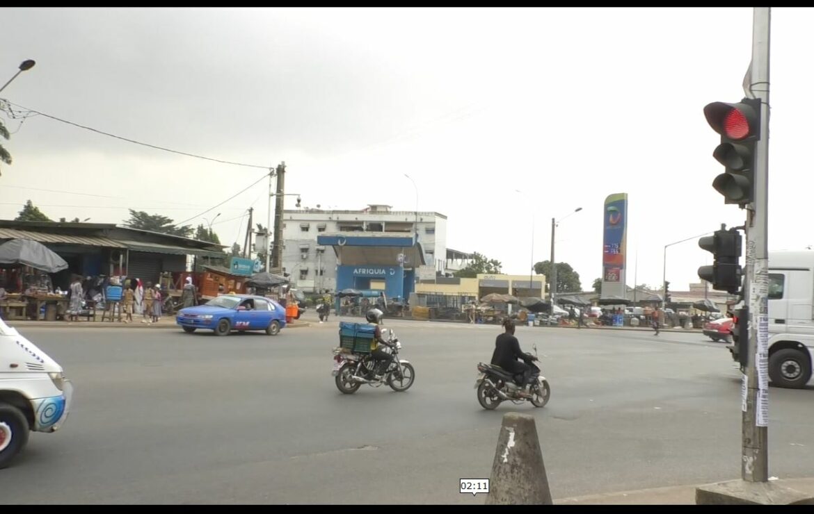 Livreurs de Côte d’Ivoire : pourquoi griller les feux tricolores ?.