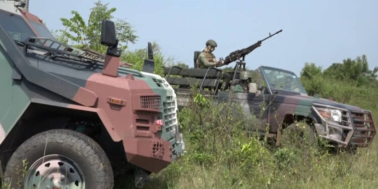Région de Bouaké : les forces armées Ivoiriennes et françaises font des exercices conjoints.