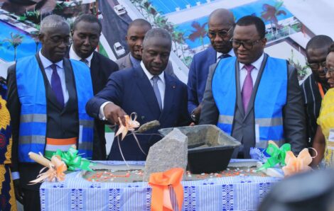 Programme « Aisance nautique » : le président de l’Assemblée nationale Adama Bictogo et le ministre Paulin Danho posent la première pierre de la piscine olympique de Yopougon.