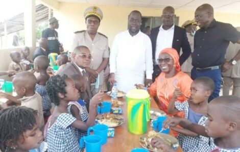 Facobly: La Première dame équipe la cantine scolaire de Zouatta 1 et fait don de matériel agricole aux femmes.