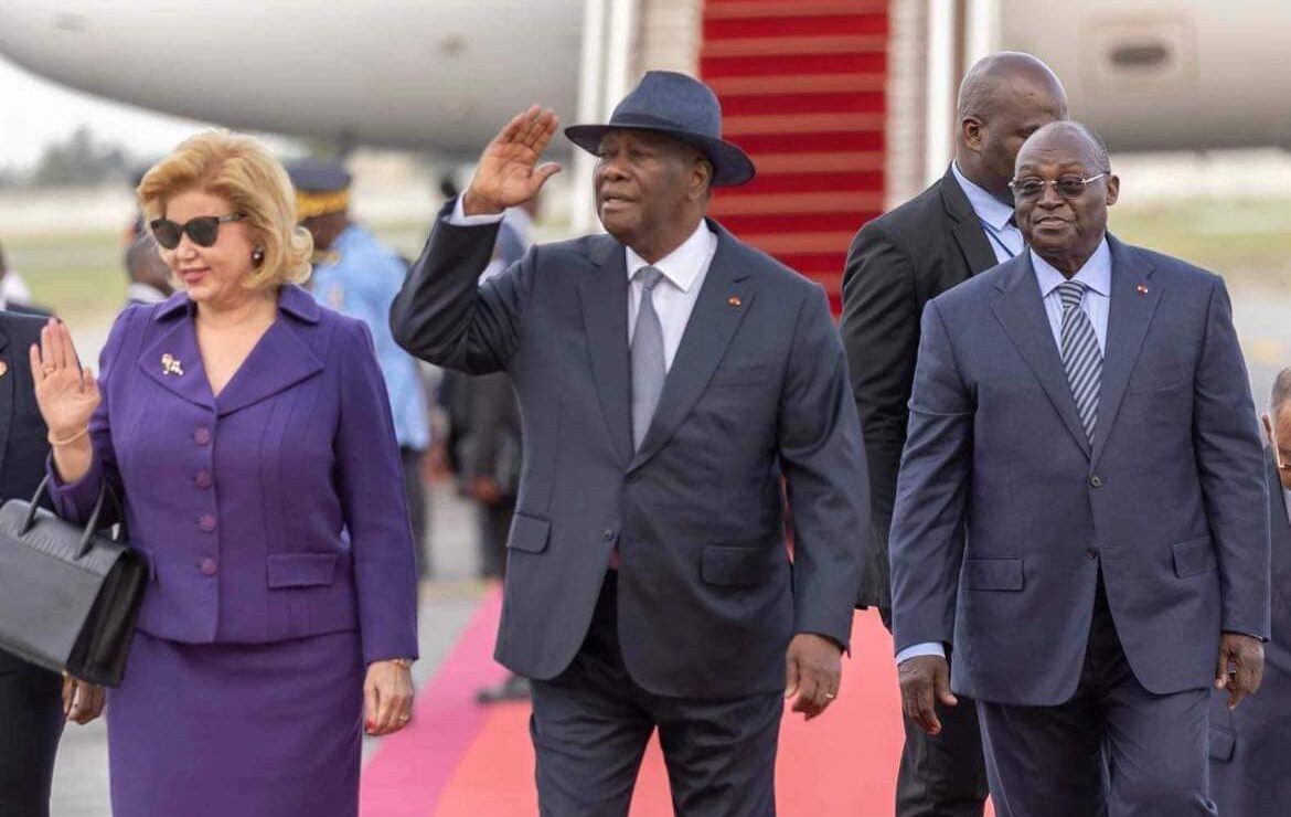 Après un séjour de 2 semaines en France : Le Président Alassane Ouattara a regagné Abidjan, ce samedi.