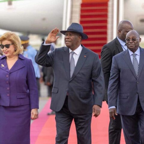 Après un séjour de 2 semaines en France : Le Président Alassane Ouattara a regagné Abidjan, ce samedi.