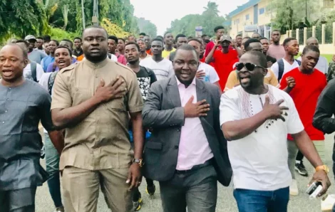 POLITIQUE – Militaires ivoiriens traités de mercenaires : Les jeunes du RHDP manifestent devant le domicile d’Odette Lorougnon.