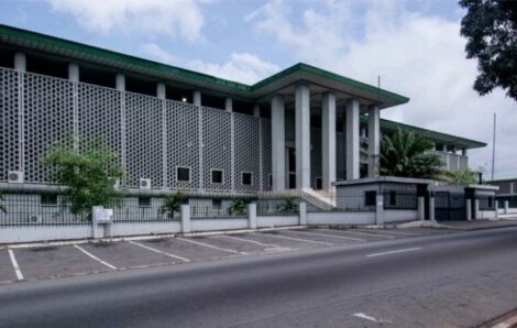 Côte d’Ivoire : des partisans de Gbagbo condamnés en appel à 2 ans de prison avec sursis.