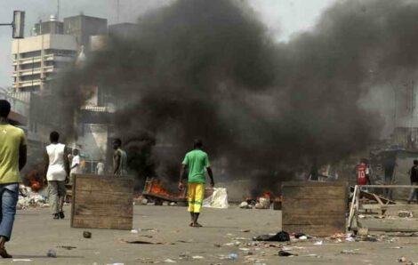 Côte d’Ivoire : les dépouilles de victimes de la crise post-électorale rendues à leurs proches.