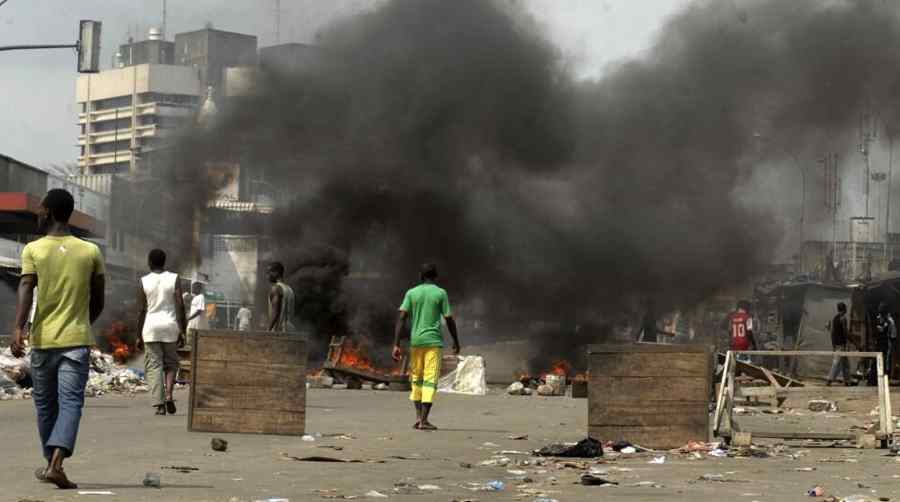 Côte d’Ivoire : les dépouilles de victimes de la crise post-électorale rendues à leurs proches.