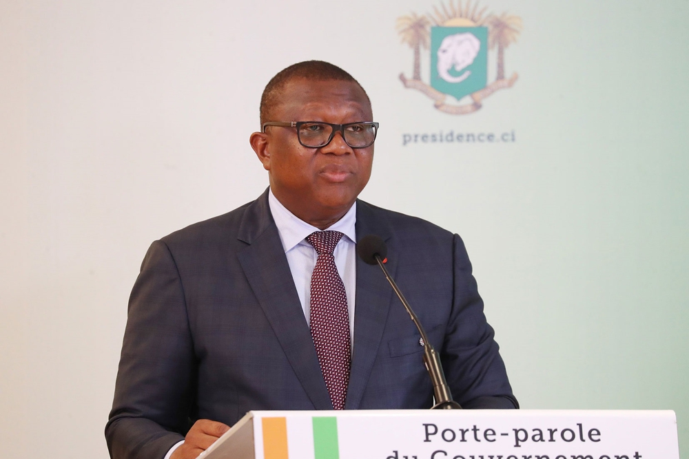 le-ministre-de-la-communication-et-de-l-economie-numerique-porte-parole-du-_1r24qw71le5
