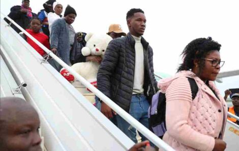Rapatriement volontaire des Ivoiriens vivant en Tunisie : une première vague de 145 personnes et de 5 bébés accueillie par le Premier Ministre Patrick Achi.