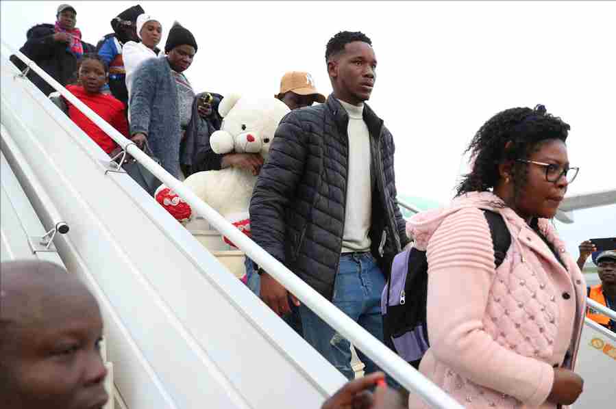Rapatriement volontaire des Ivoiriens vivant en Tunisie : une première vague de 145 personnes et de 5 bébés accueillie par le Premier Ministre Patrick Achi.