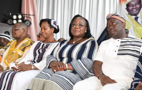 S.E Eric Taba en action avec les Wê résidents à Abidjan.