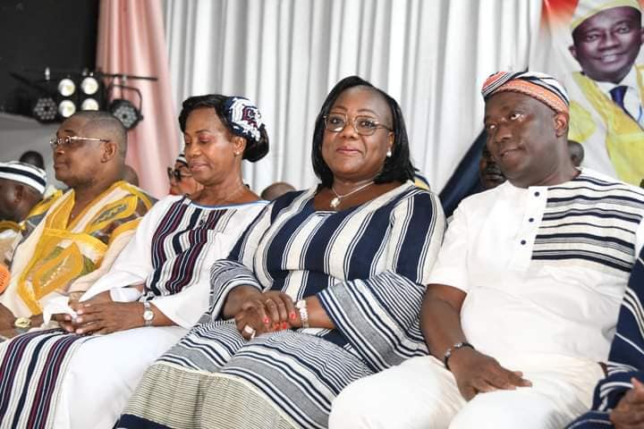 S.E Eric Taba en action avec les Wê résidents à Abidjan.
