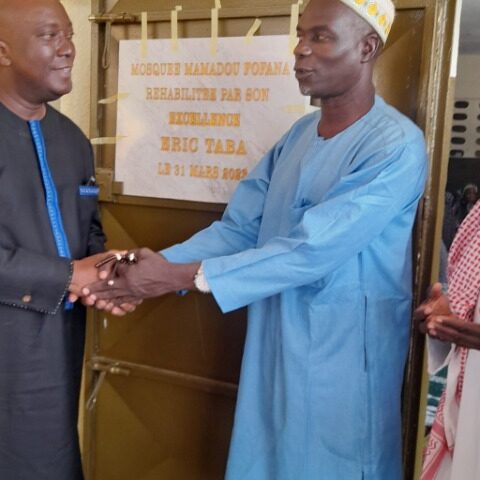 Côte d’Ivoire – Eric Taba réhabilite une mosquée à Cocody.