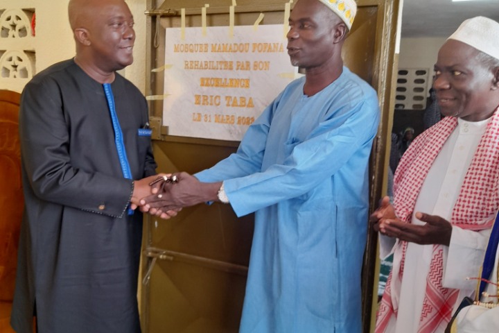 Côte d’Ivoire – Eric Taba réhabilite une mosquée à Cocody.