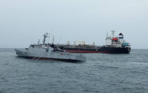 Ciblé par des pirates en haute mer : Le pétrolier Singapourien retrouvé et escorté au Port autonome d’Abidjan.