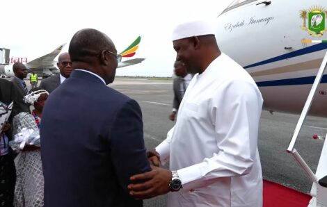 Arrivée à Abidjan du président gambien Adama Barrow.
