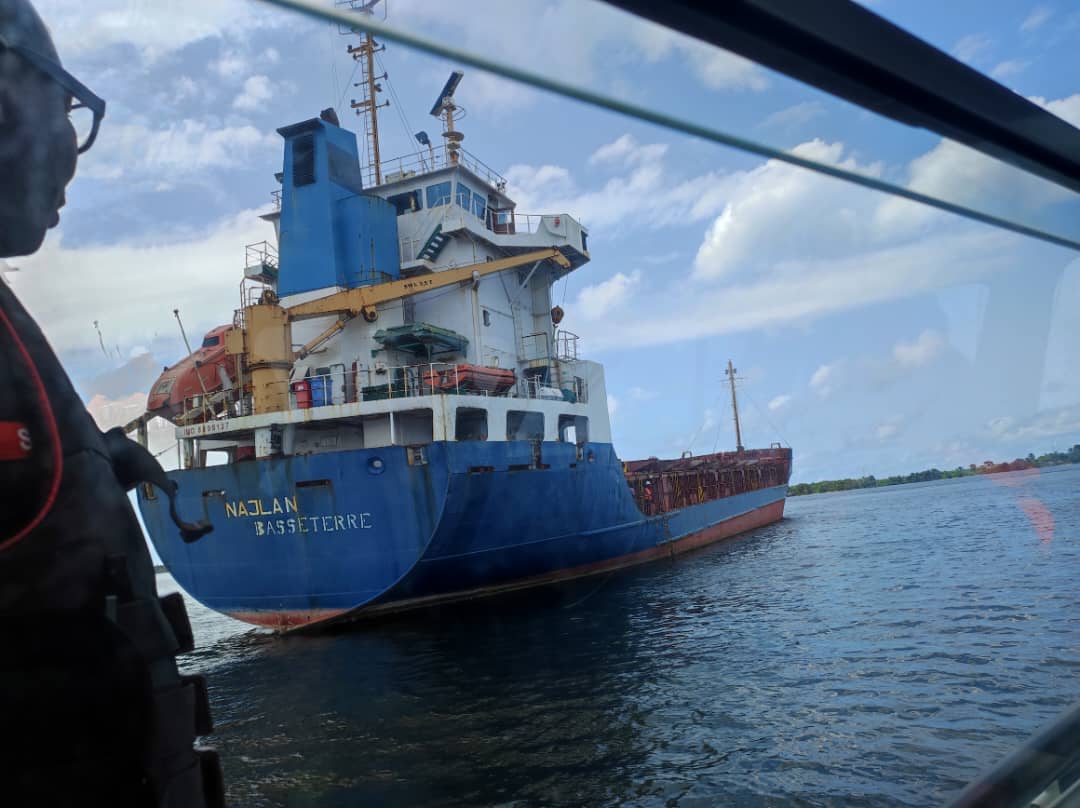 Mis aux enchères publiques au Port autonome d’Abidjan par l’AGRAC : un navire vendu à 286 millions de FCFA.