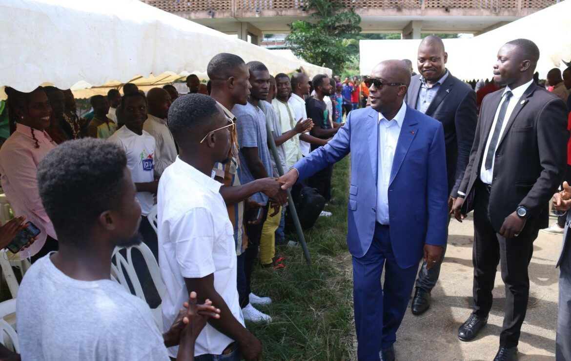 Sollicité par les étudiants, Eric Taba leur offre plus de 2 millions Fcfa de médicaments.