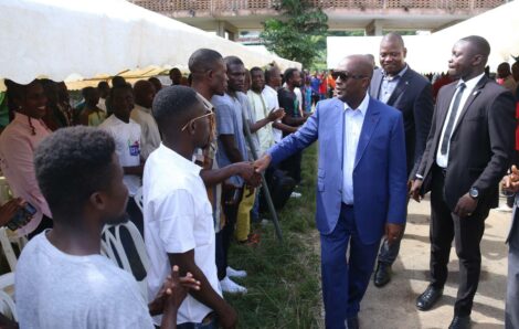 Sollicité par les étudiants, Eric Taba leur offre plus de 2 millions Fcfa de médicaments.