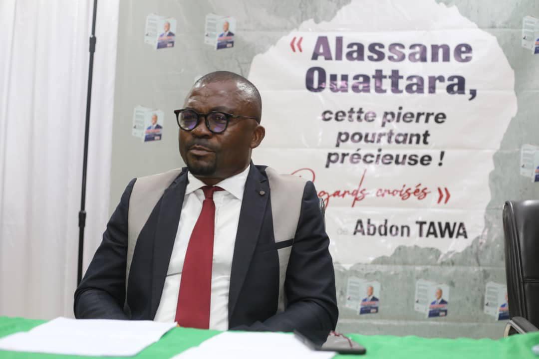 Les Arts – Daloa : Le livre « Alassane Ouattara, cette pierre pourtant précieuse » dédicacé.