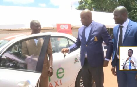 Côte d’Ivoire-AIP/ Renouvellement du parc automobile : 50 Taxis remis aux jeunes entrepreneurs de Bouaké.