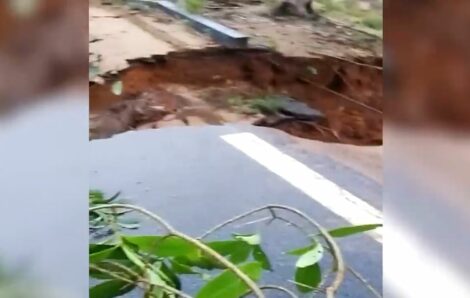 Fissure du bitume sur la route d’Assinie : des travaux d’urgence pour rétablir la circulation.