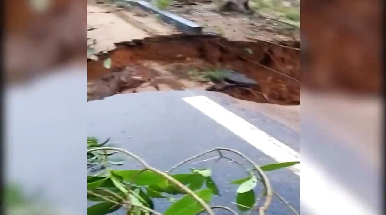 Fissure du bitume sur la route d’Assinie : des travaux d’urgence pour rétablir la circulation.